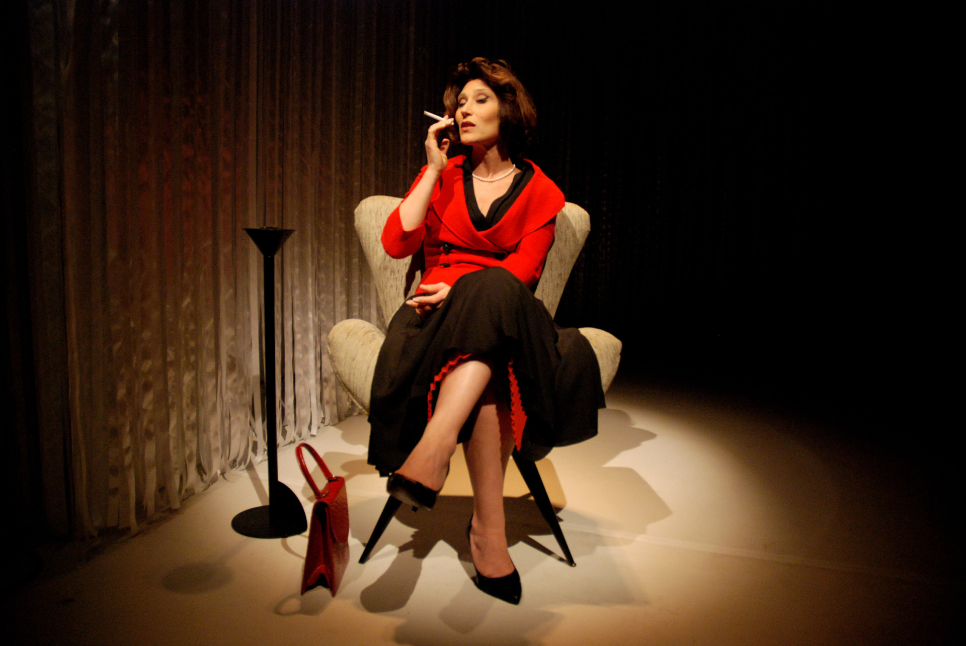 Beth Goulart em cena do espetáculo 'Simplesmente Eu, Clarice Lispector' - Fabian / Divulgação