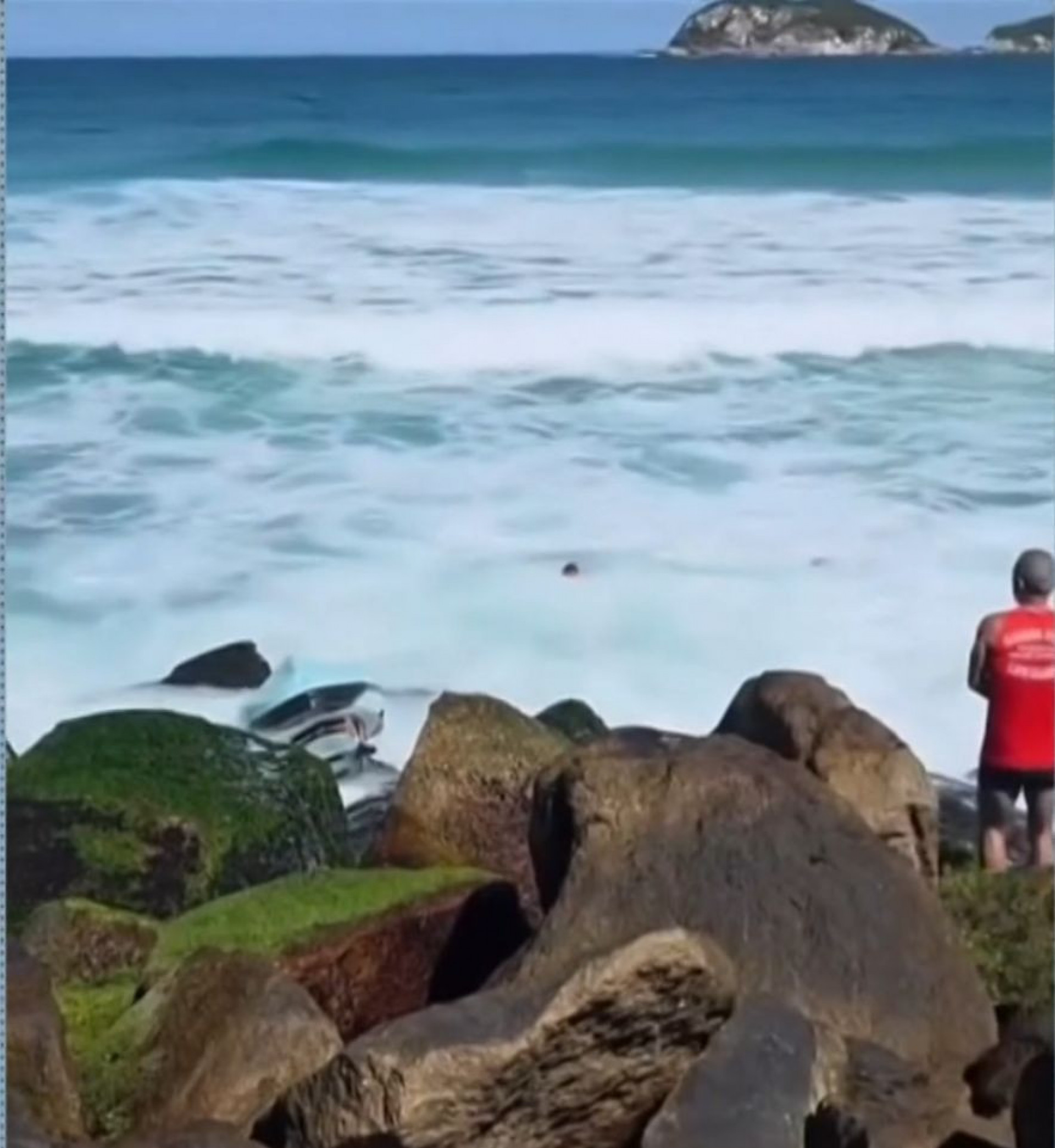 Moto aquática virou após ser atingida por uma onda - Reprodução/TV Globo