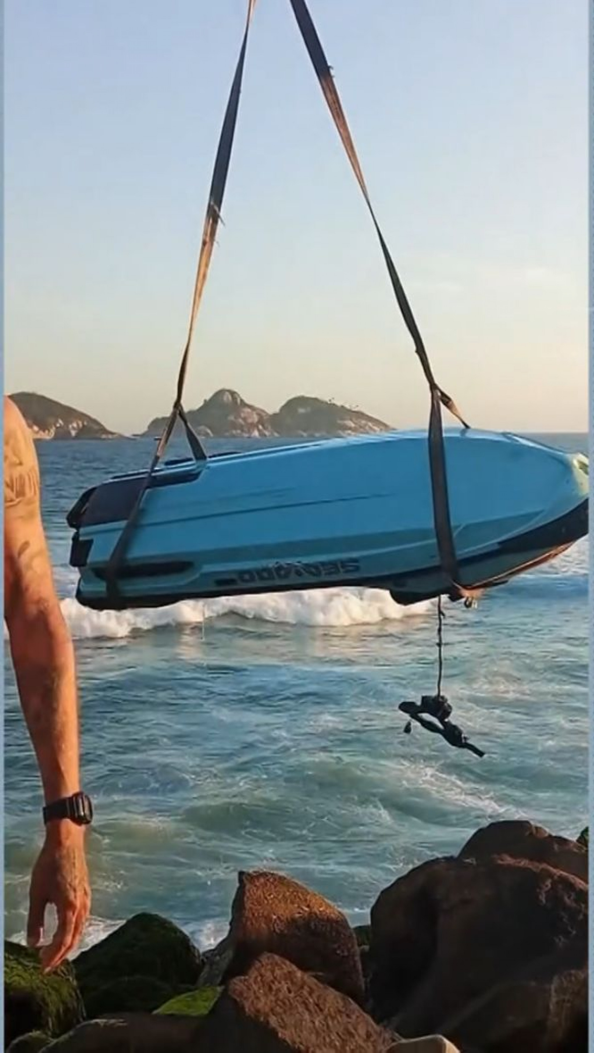 Moto aquática foi retirada dor mar por um guindaste - Reprodução/TV Globo