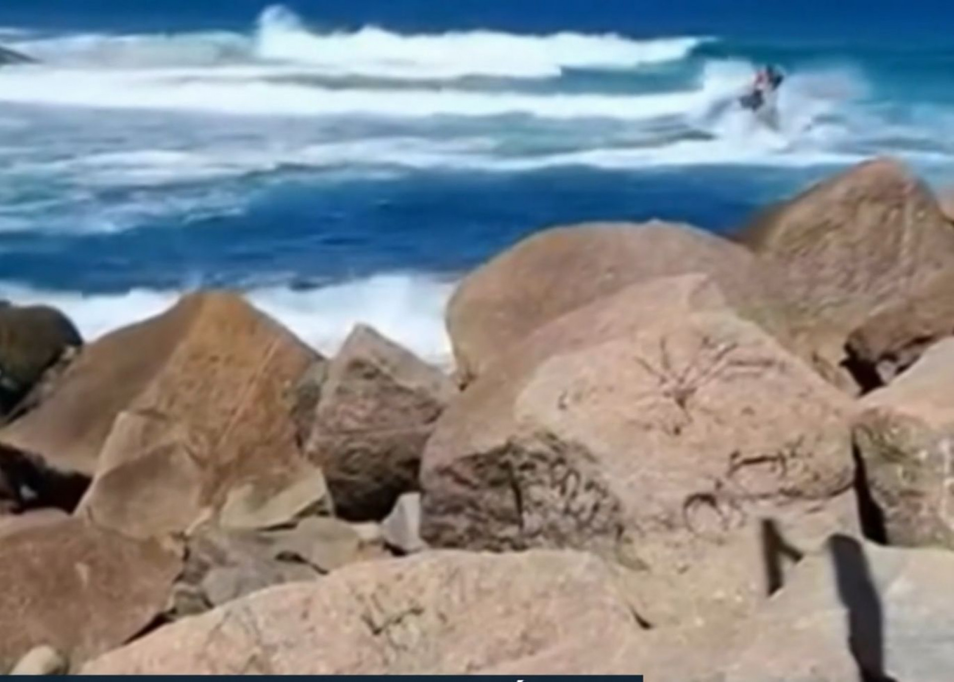 Moto aquática virou após ser atingida por uma onda - Reprodução/TV Globo