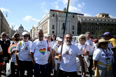 Vaticano recebe primeira grande peregrinação LGBT+ oficial durante o Jubileu