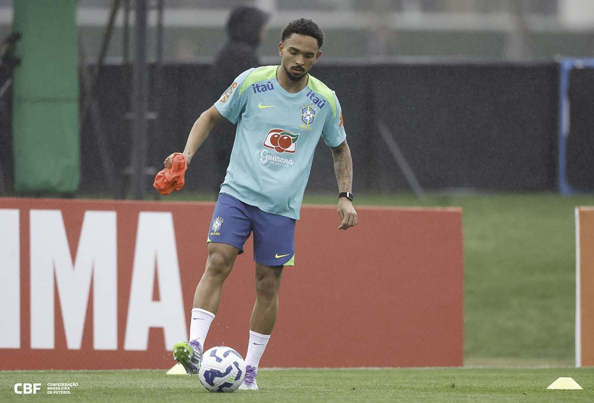 Vitinho celebra primeira convocação à Seleção e destaca semelhança entre Davide e Carlo Ancelotti