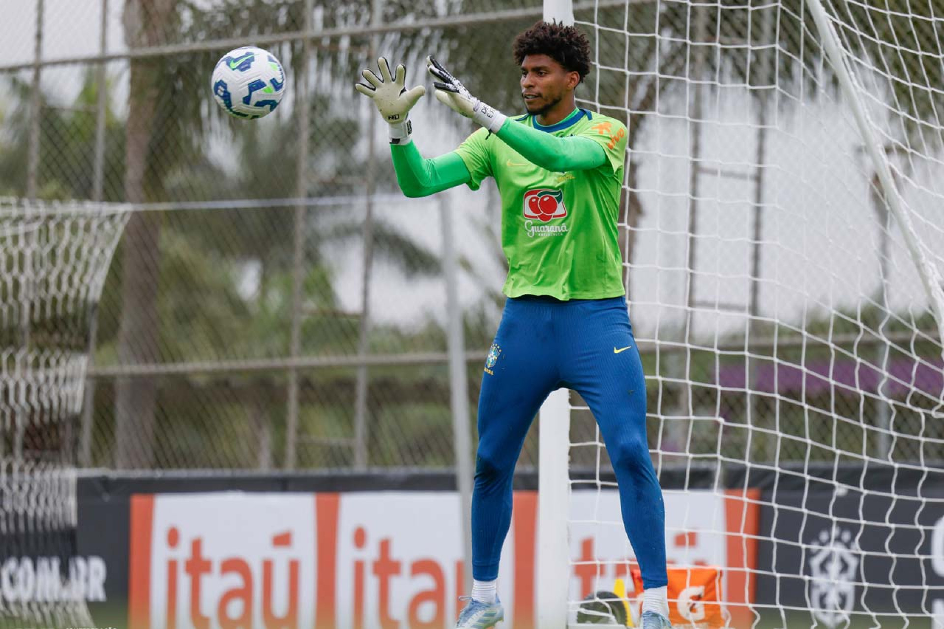 Taffarel elogia Hugo Souza e vê evolução: &#8220;Uma ótima surpresa&#8221;