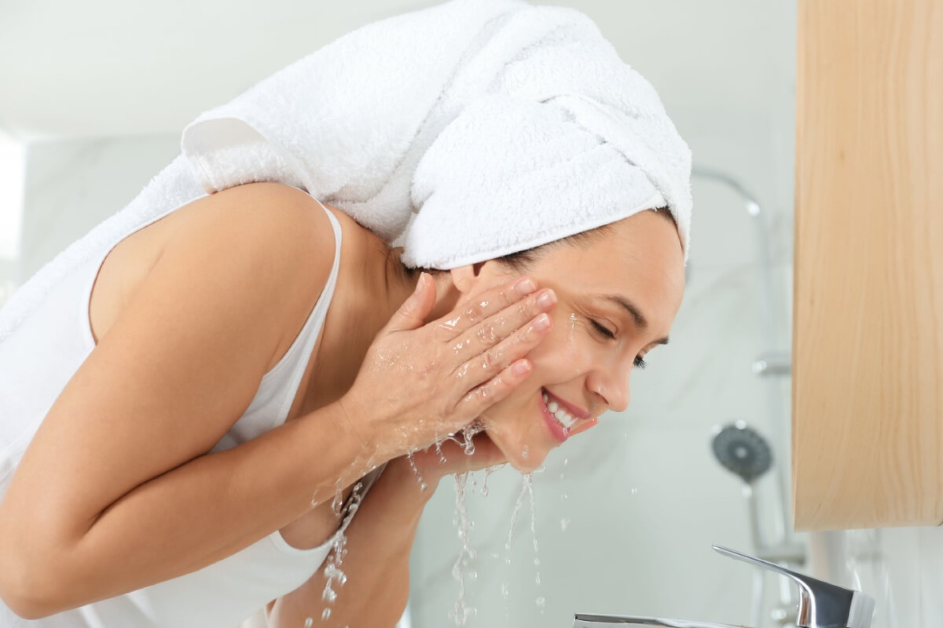 Cuidar da pele &eacute; essencial para garantir um bom resultado na maquiagem (Imagem: New Africa | Shutterstock) 