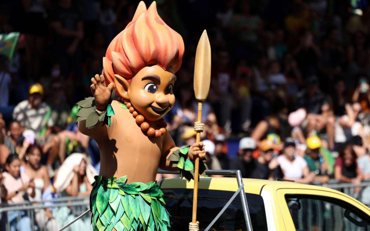 Mascote da COP30, Curupira participa de desfile do Dia da Independência