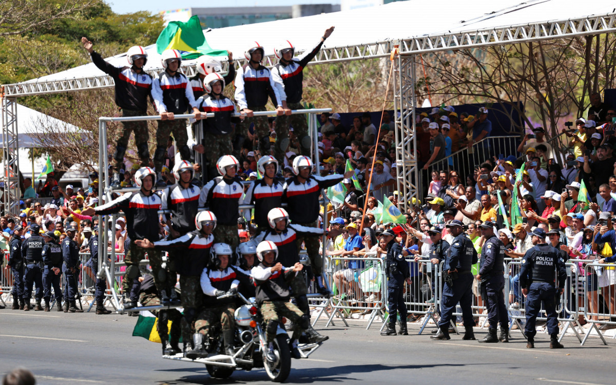 Pirâmide humana é uma das tradições do Desfile de 7 de setembro