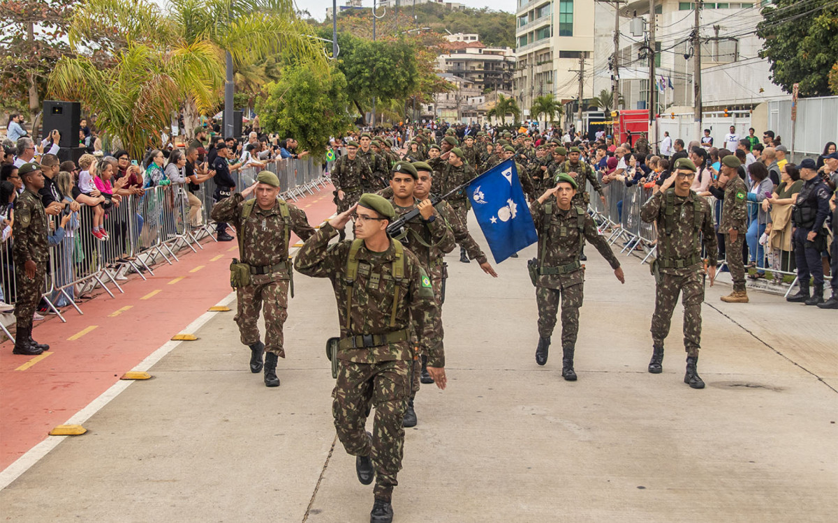 Moradores acompanham com entusiasmo o desfile cívico de 7 de Setembro em Macaé, comemorando os 203 anos de Independência do Brasil