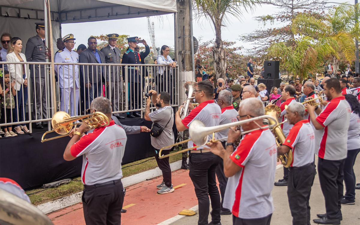 Moradores acompanham com entusiasmo o desfile cívico de 7 de Setembro em Macaé, comemorando os 203 anos de Independência do Brasil
