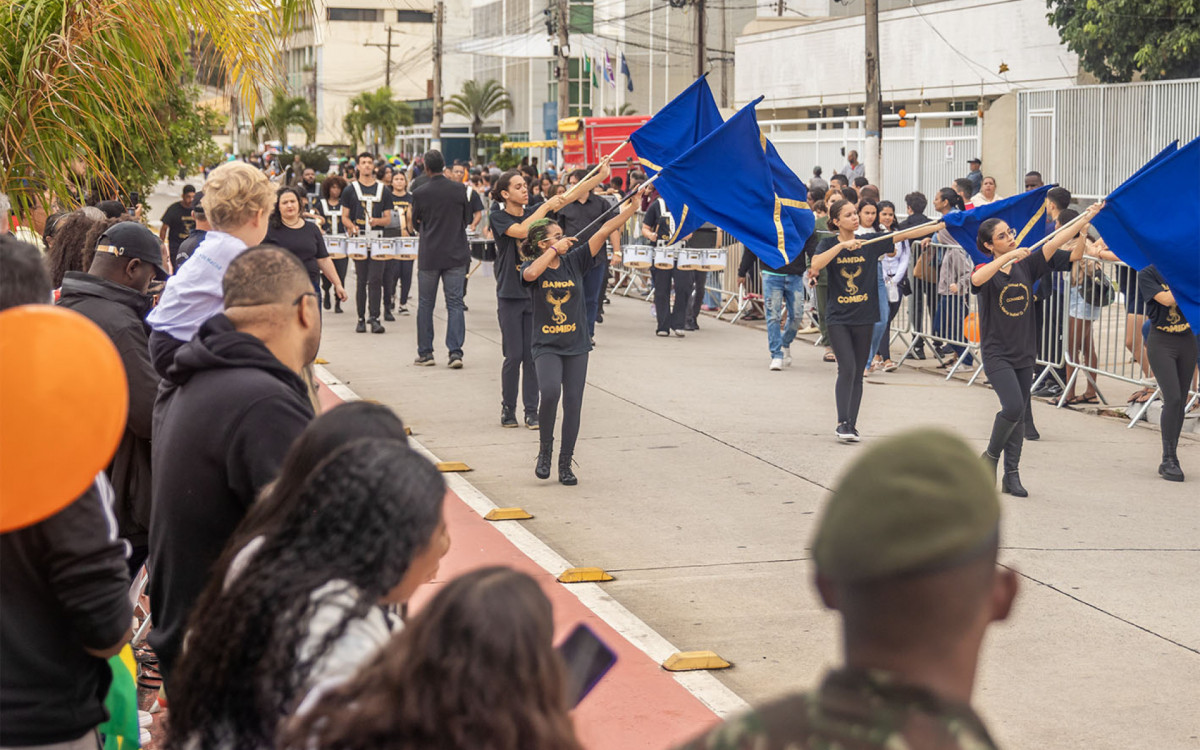 Moradores acompanham com entusiasmo o desfile cívico de 7 de Setembro em Macaé, comemorando os 203 anos de Independência do Brasil