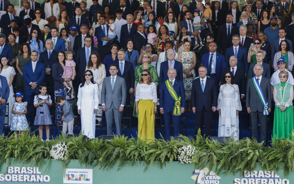 Autoridades participam do desfile do Dia da Independência
