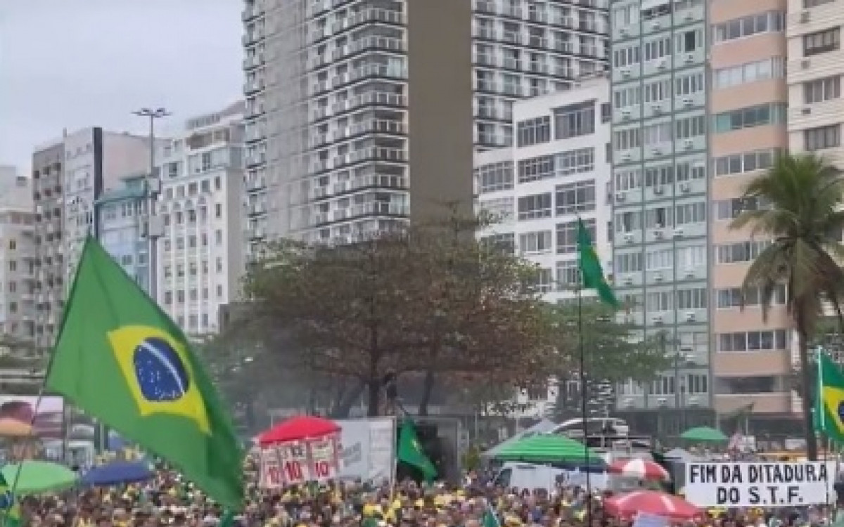 Ato pr&oacute;-Bolsonaro tem cartazes contra Lula, STF e bandeiras dos Estados Unidos e Israel