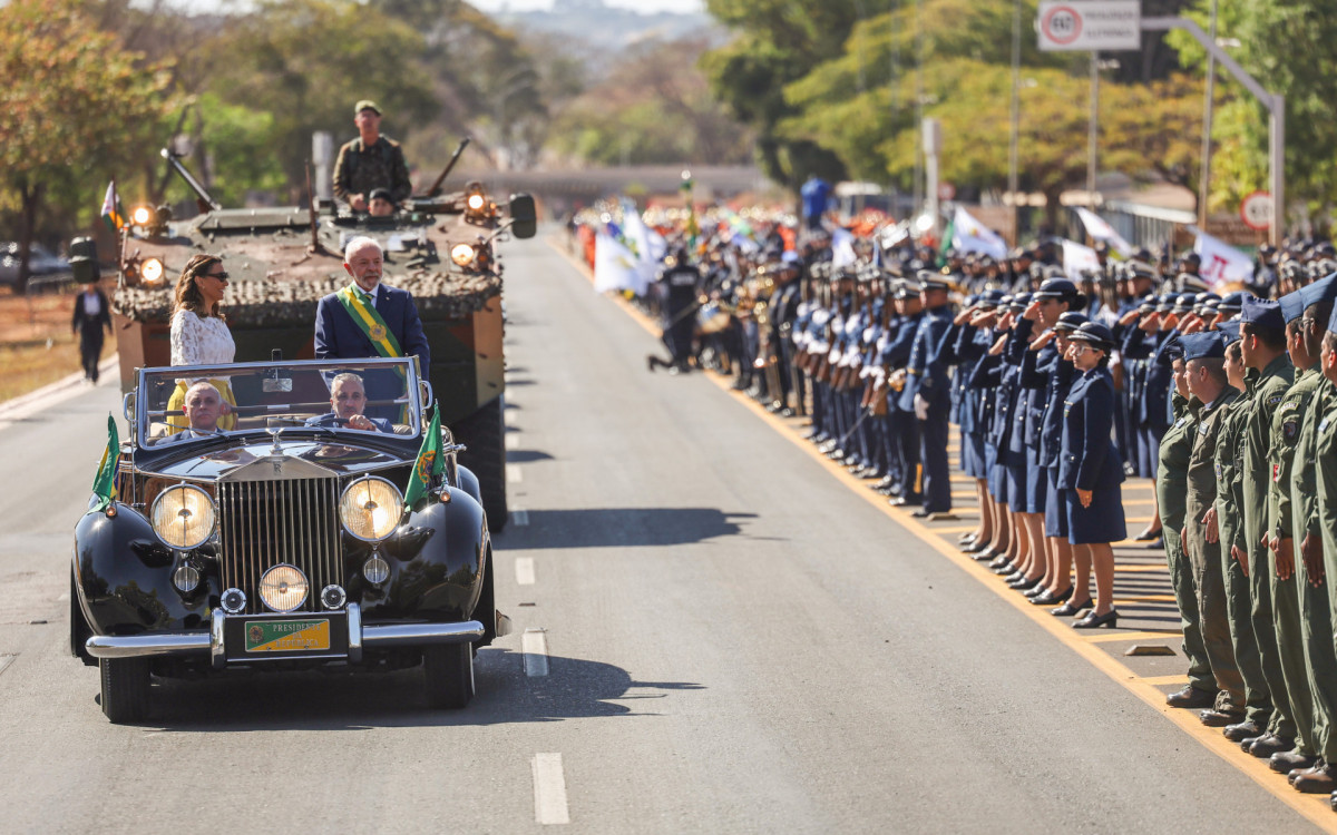 Presidente Luiz Inácio Lula da Silva desfilou em carro aberto no Dia da Independência