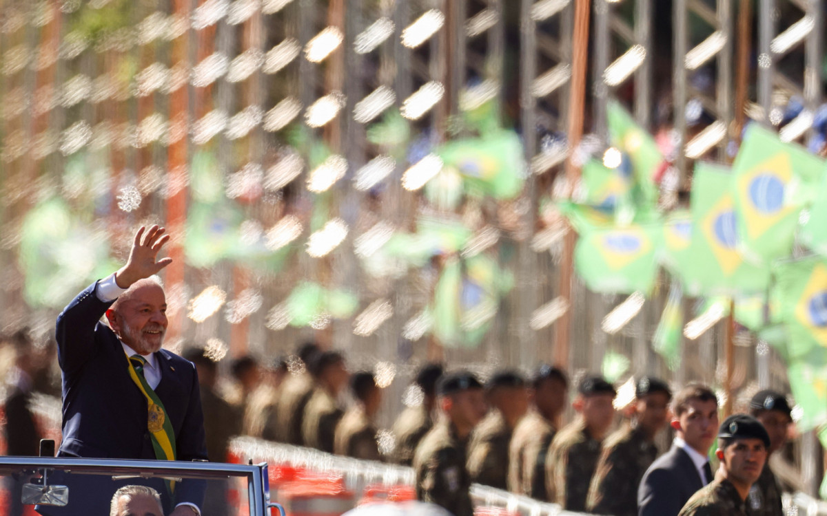 Presidente Luiz Inácio Lula da Silva desfilou em carro aberto no Dia da Independência