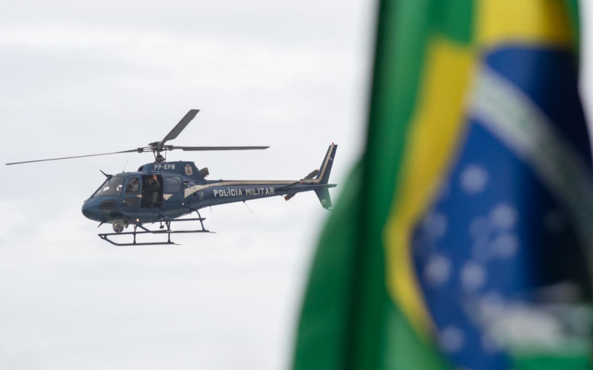 Helic&oacute;ptero da PM acompanha ato pr&oacute;-Bolsonaro na orla de Copacabana