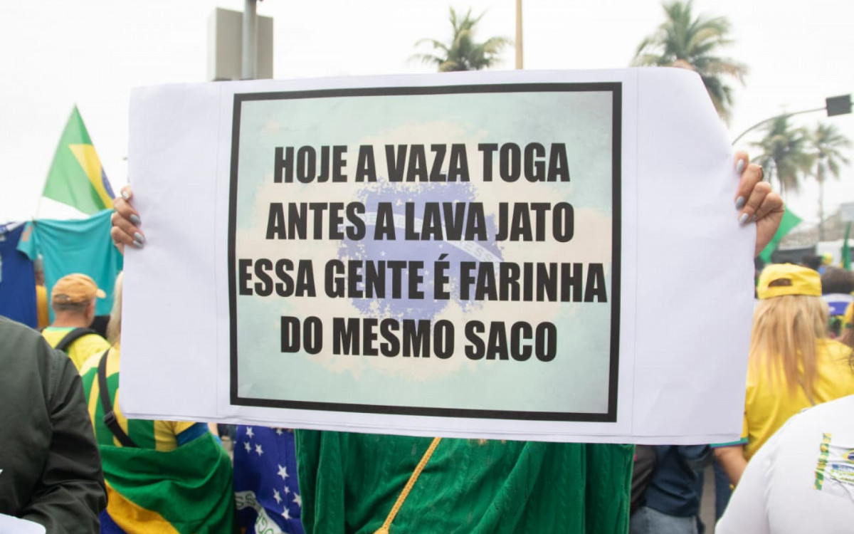 Manifestantes exibiram cartazes contra o Supremo Tribunal Federal