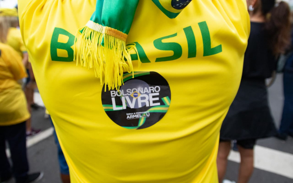 Vestindo camisas verde e amarelas, apoiadores de Bolsonaro fizeram ato em Copacabana