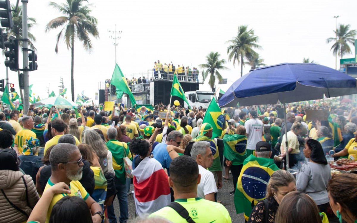 Apoiadores realizam ato pr&oacute;-Bolsonaro na orla de Copacabana