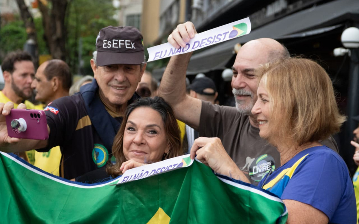 Manifestantes bolsonaristas participam de ato em Copacabana
