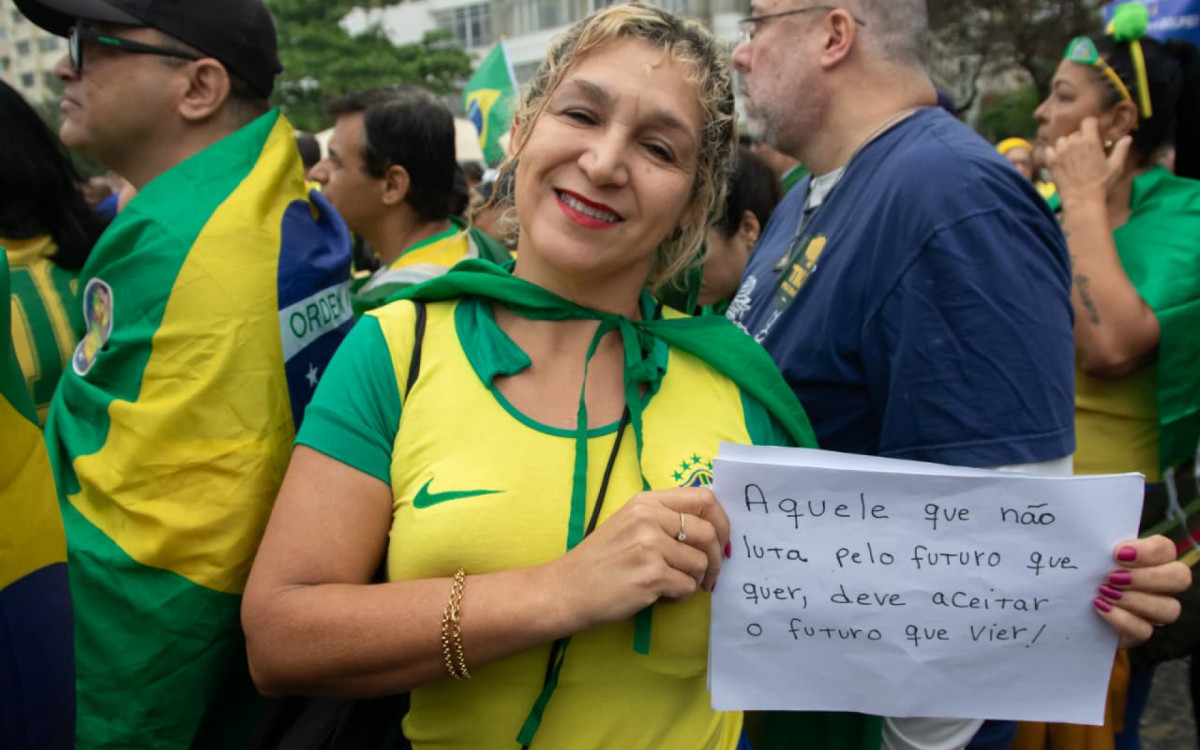 Manifestantes participaram de ato exibindo cartazes e faixas