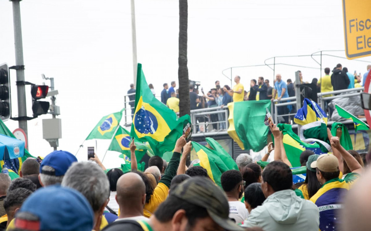 Diversos pol&iacute;ticos participaram de ato pr&oacute;-Bolsonaro na orla de Copacabana