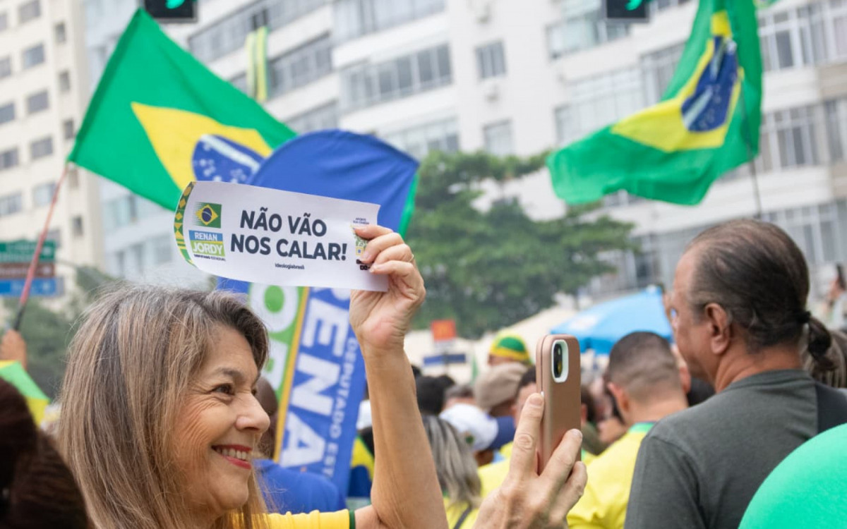 Manifestantes participaram de ato exibindo cartazes e faixas