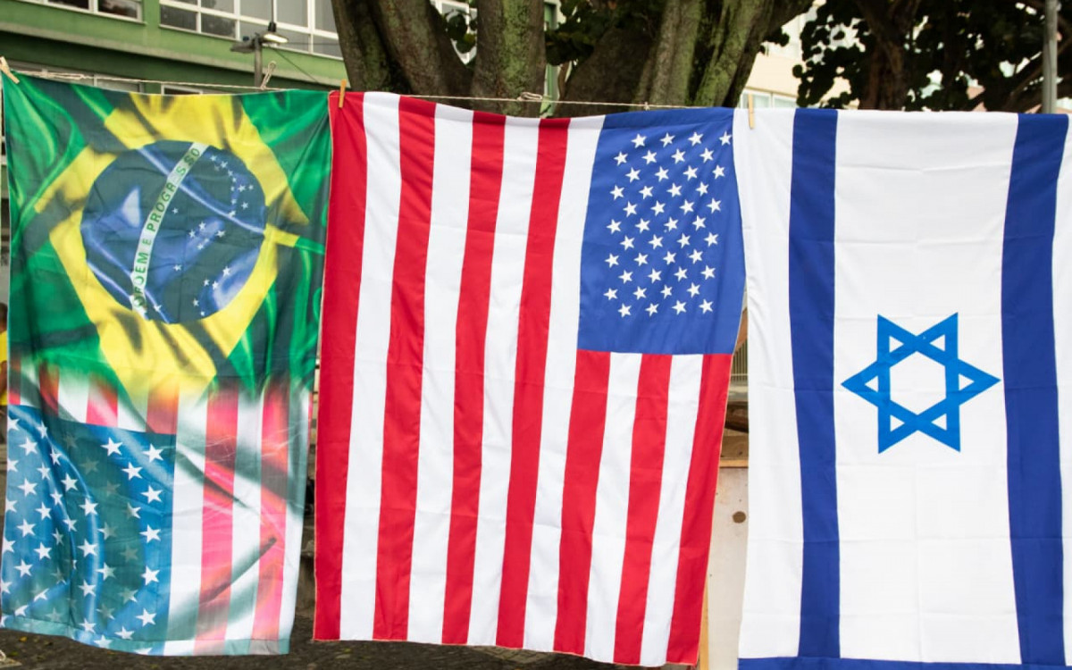 Ato pr&oacute;-Bolsonaro em Copacabana teve presen&ccedil;a de bandeiras dos Estados Unidos e Israel