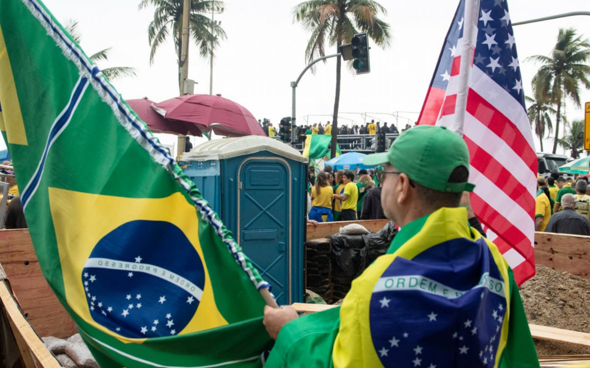 Ato pr&oacute;-Bolsonaro em Copacabana teve presen&ccedil;a de bandeiras dos Estados Unidos