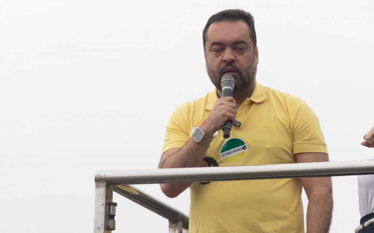 Cl&aacute;udio Castro discursou para bolsonaristas em ato na orla de Copacabana