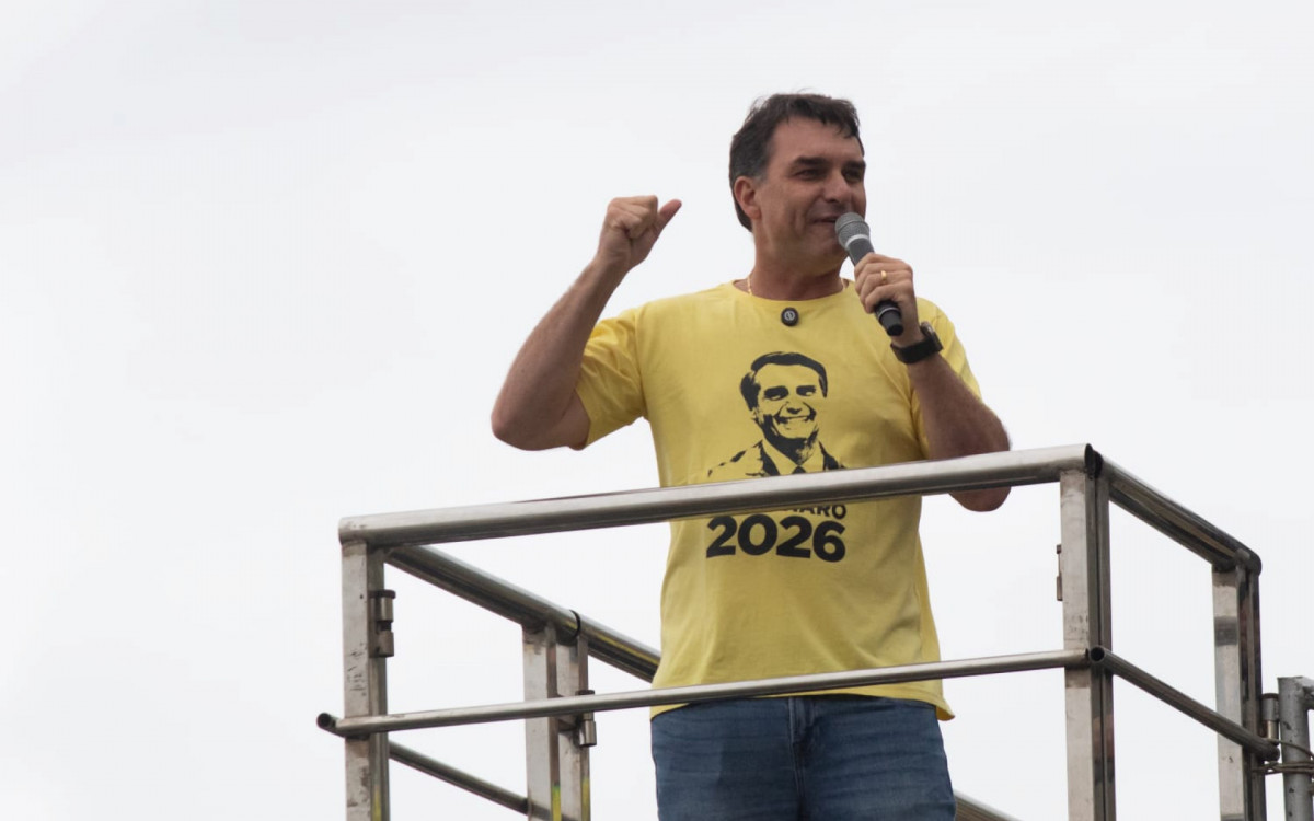 Senador Fl&aacute;vio Bolsonaro participou de ato por anistia a Bolsonaro e condenados do 8 de janeiro
