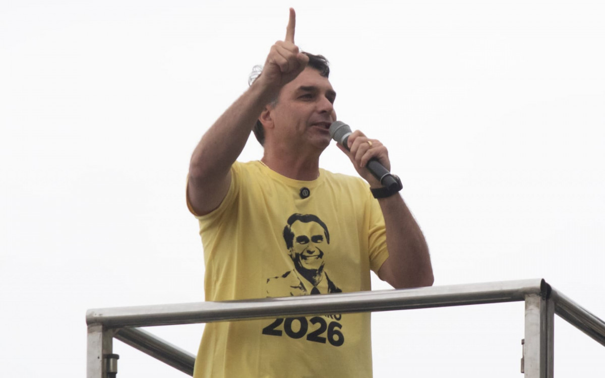 Senador Fl&aacute;vio Bolsonaro diz que pai levou 'segunda facada' de Moraes