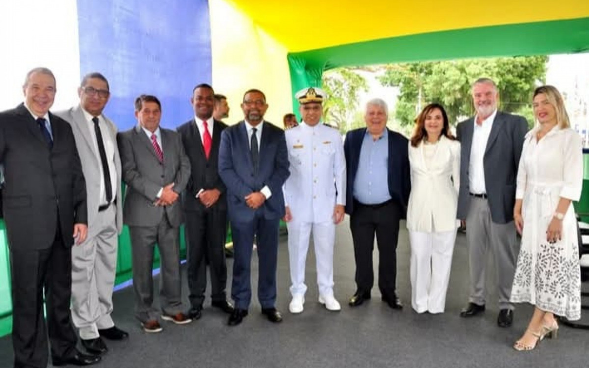 Prefeito Cláudio Ferreti ( o quarto da direita para esquerda) ao lado da primeira dama Bete Brito, e demais autoridades civil e militar no palanque montado na Avenida Júlio Maria