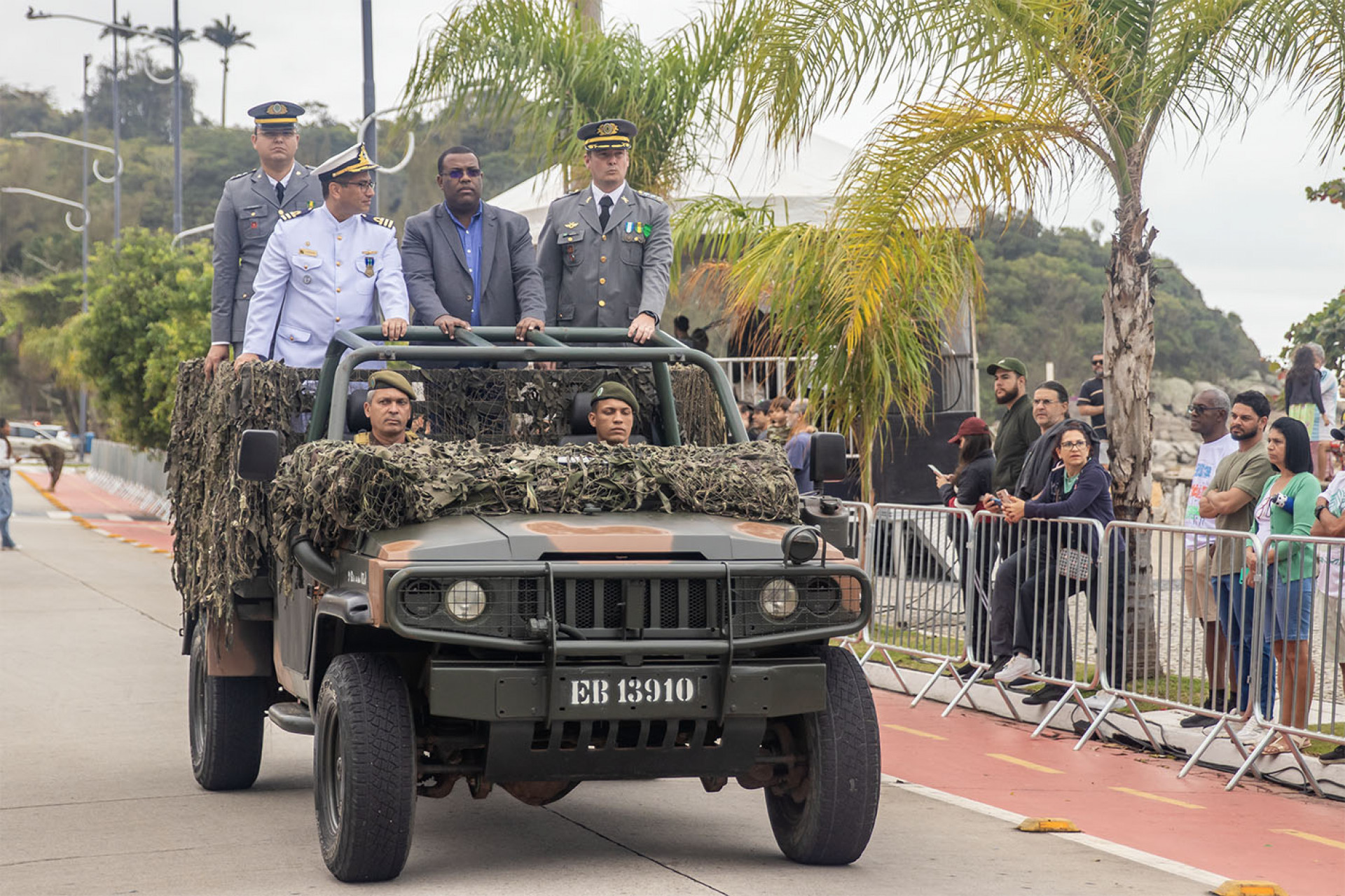 Moradores acompanham com entusiasmo o desfile c&iacute;vico de 7 de Setembro em Maca&eacute;, comemorando os 203 anos de Independ&ecirc;ncia do Brasil  - Foto: Mois&eacute;s Bruno H. Santos