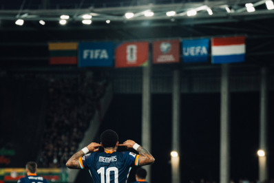 Memphis Depay faz história, e Holanda vence a Lituânia pelas Eliminatórias