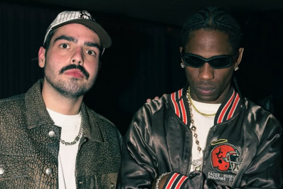 Travis Scott participa de 'after' promovido por João Silva e posa ao lado do apresentador
