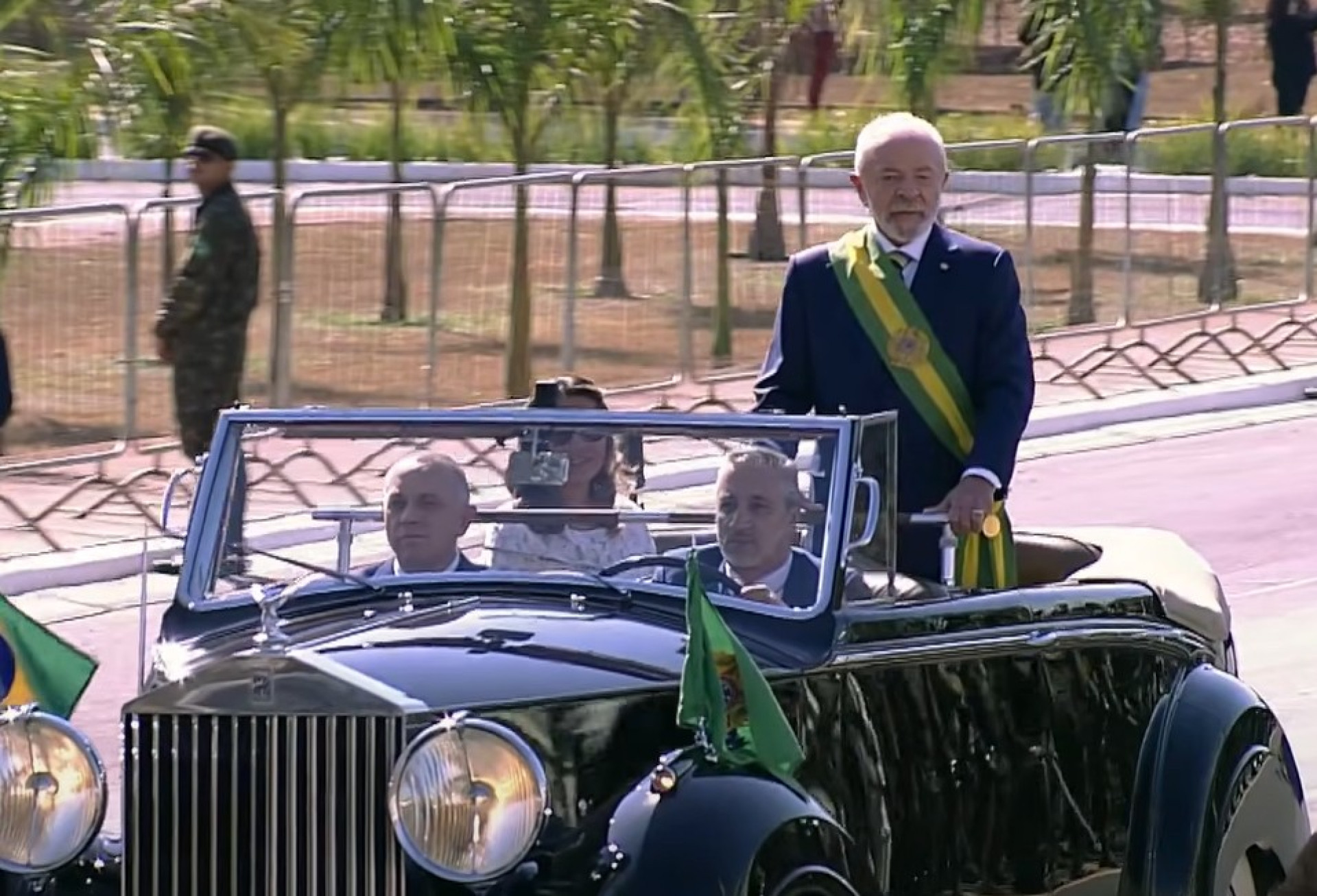 Lula desfila em carro aberto no 7 de setembro - Reprodução YouTube / Canal Gov