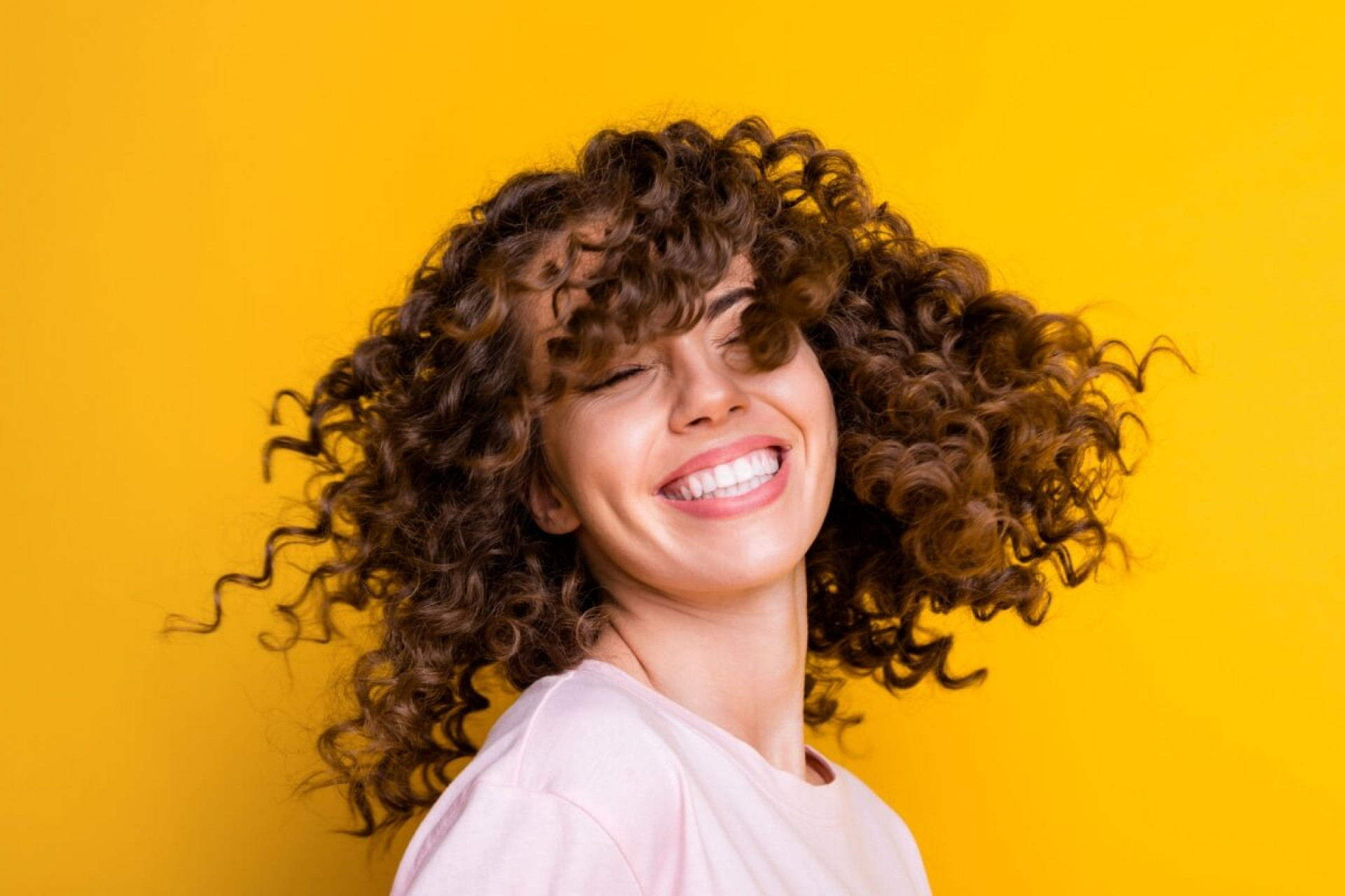 Para manter a defini&ccedil;&atilde;o dos cachos no day after &eacute; necess&aacute;ria uma rotina de cuidados (Imagem: Roman Samborskyi | Shutterstock)