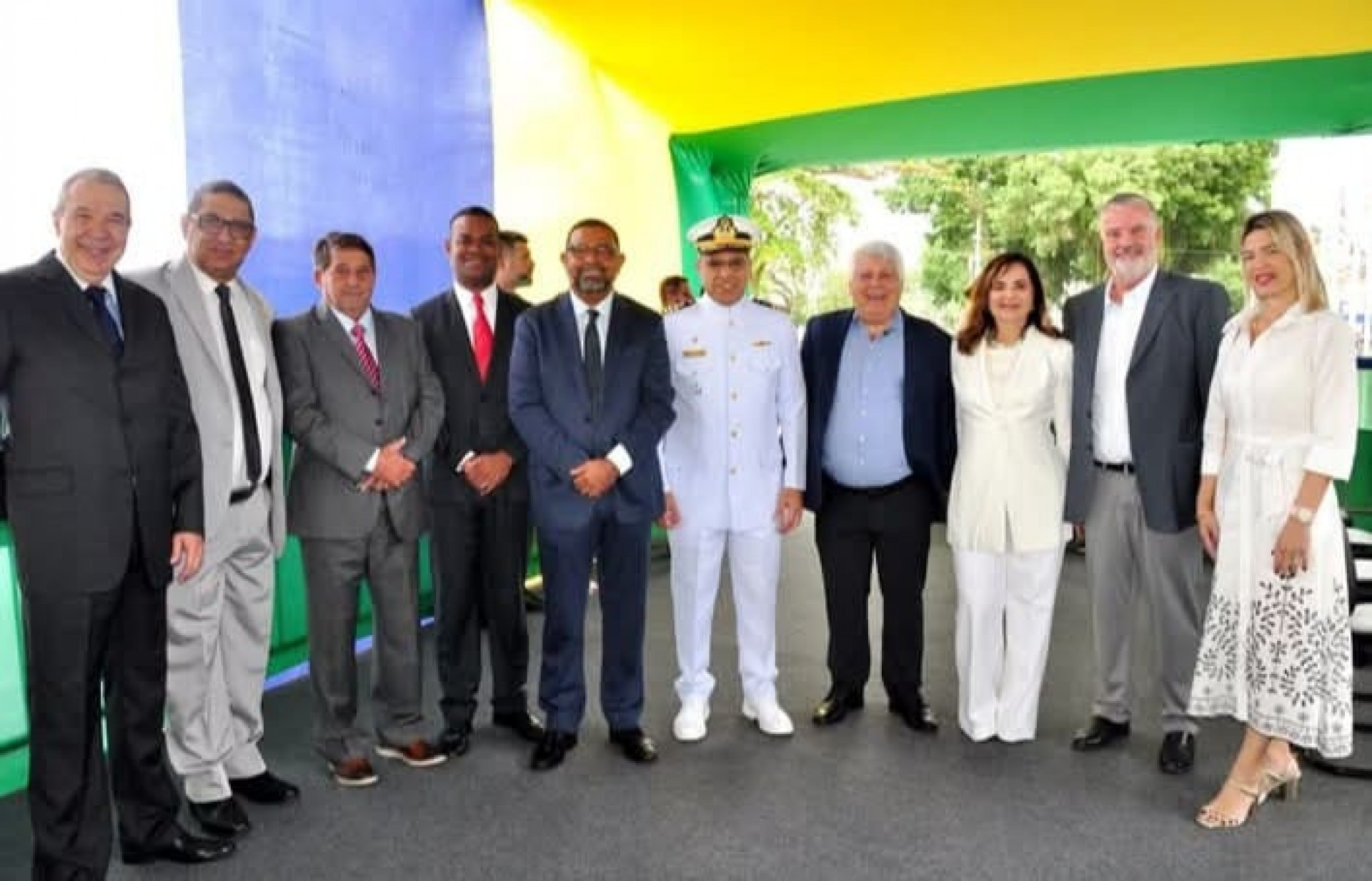 Prefeito Cláudio Ferreti ( o quarto da direita para esquerda) ao lado da primeira dama Bete Brito, e demais autoridades civil e militar no palanque montado na Avenida Júlio Maria - Divulgação/Rede Social