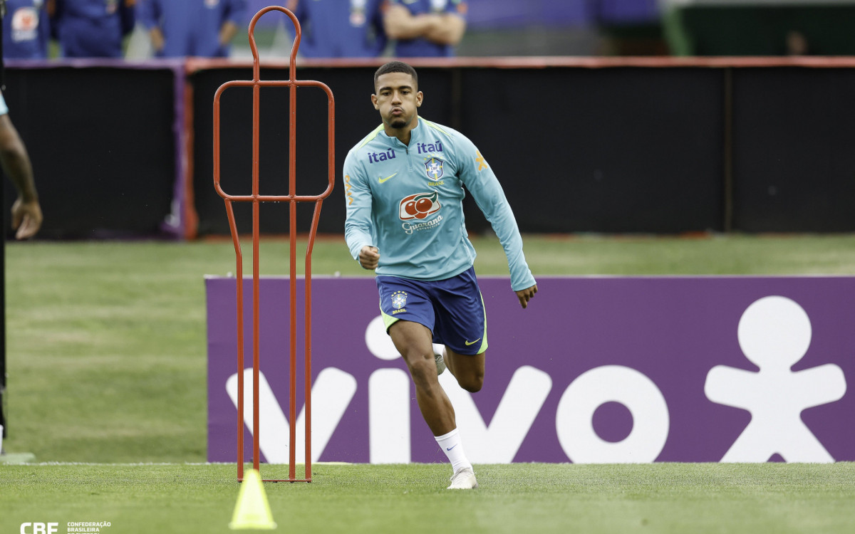 Samuel Lino em treino da Seleção Brasileira na Granja Comary