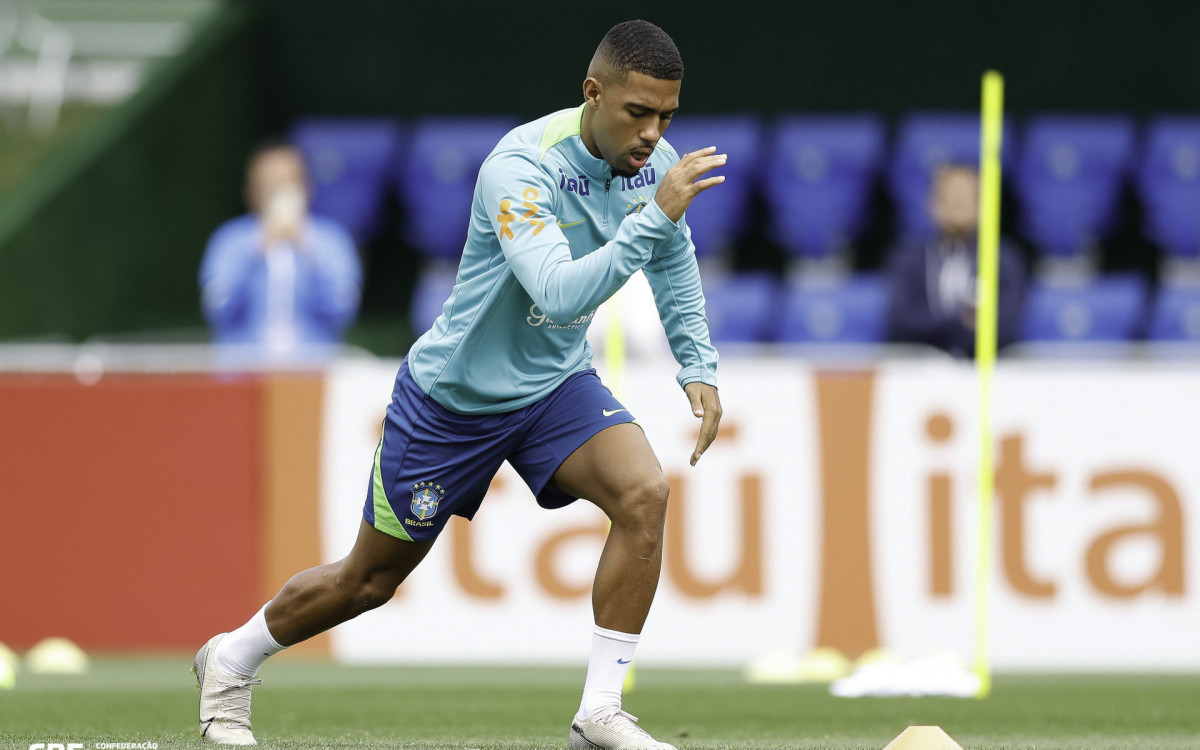 Samuel Lino em ação durante treino da seleção brasileira