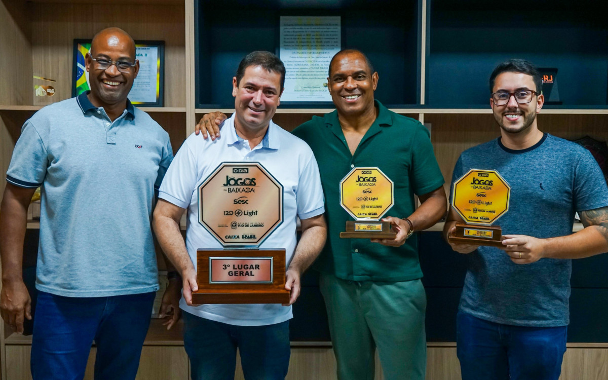  Secretário Allan Cruz, prefeito Léo Vieira, ex-jogador Donizete e secretário Leonardo Vieira na apresentação dos troféus