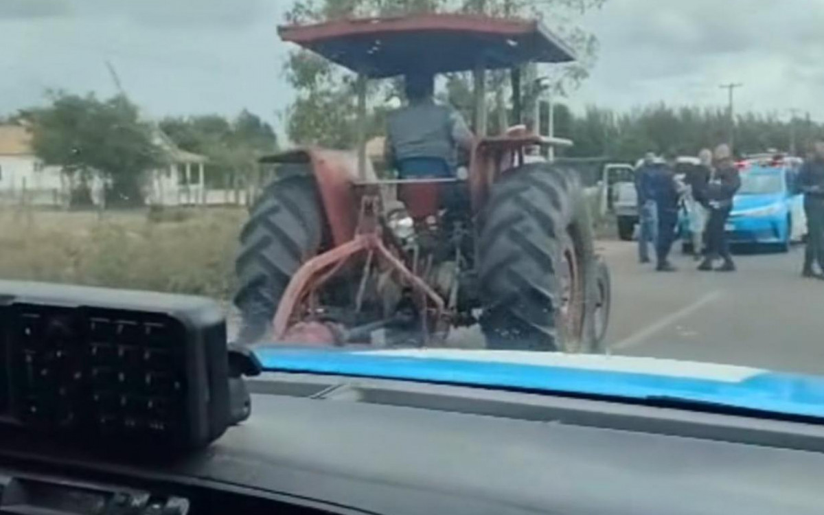 Trator usado para serviços de roçada e limpeza urbana foi recuperado pela Polícia Militar após ação criminosa