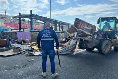 Construções precárias e irregulares são demolidas na Avenida Brasil