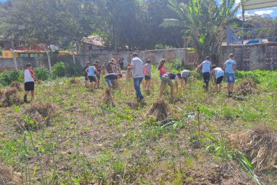 Colheita de feijão emociona alunos e fortalece agricultura em Rio das Ostras