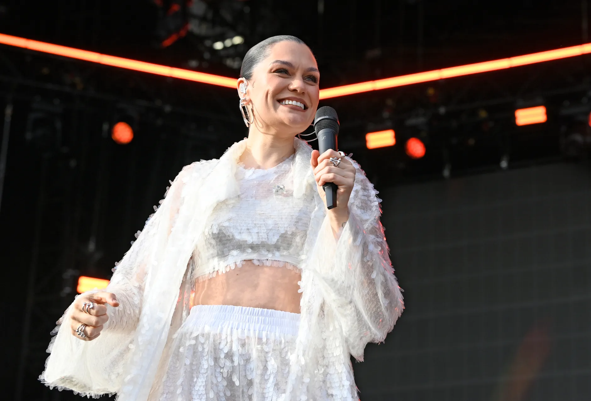 Jessie J retorna aos palcos após cirurgia do câncer de mama