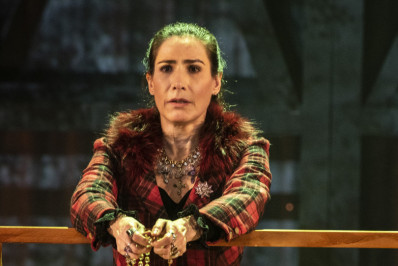 Virginia Cavendish protagoniza confronto entre rainhas em peça na Caixa Cultural