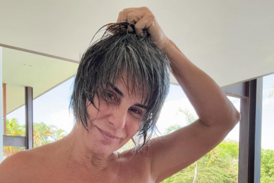 Gloria Pires exibe as curvas em clique de biquíni