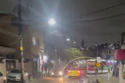 Vídeo: Taxista derruba ocupantes de moto em briga de trânsito na Zona Norte