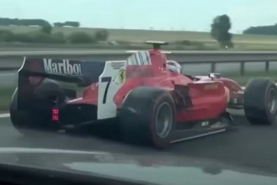 Polícia prende homem flagrado pilotando carro de corrida da Ferrari na rodovia