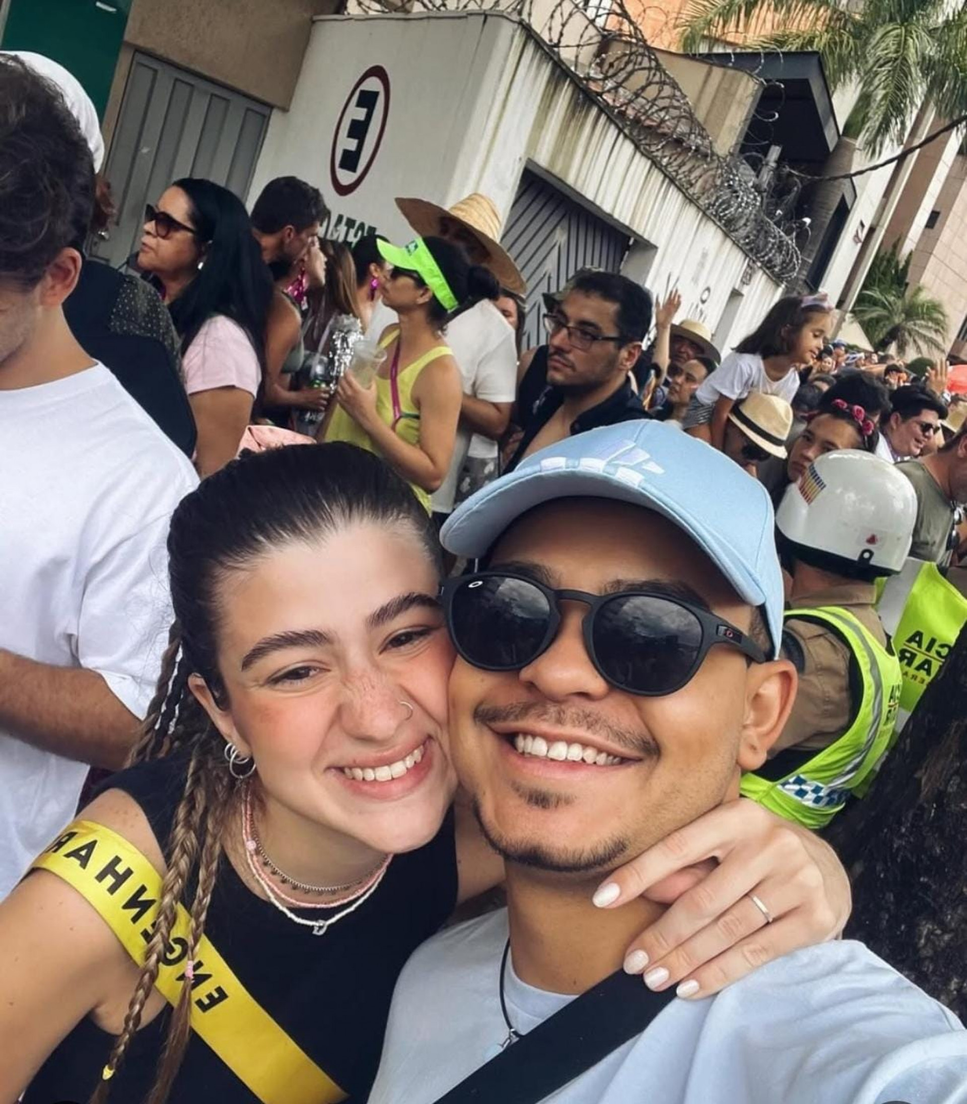 Brunna ao lado do namorado, Gustavo Farias, que dirigia o veículo - Reprodução / Redes Sociais