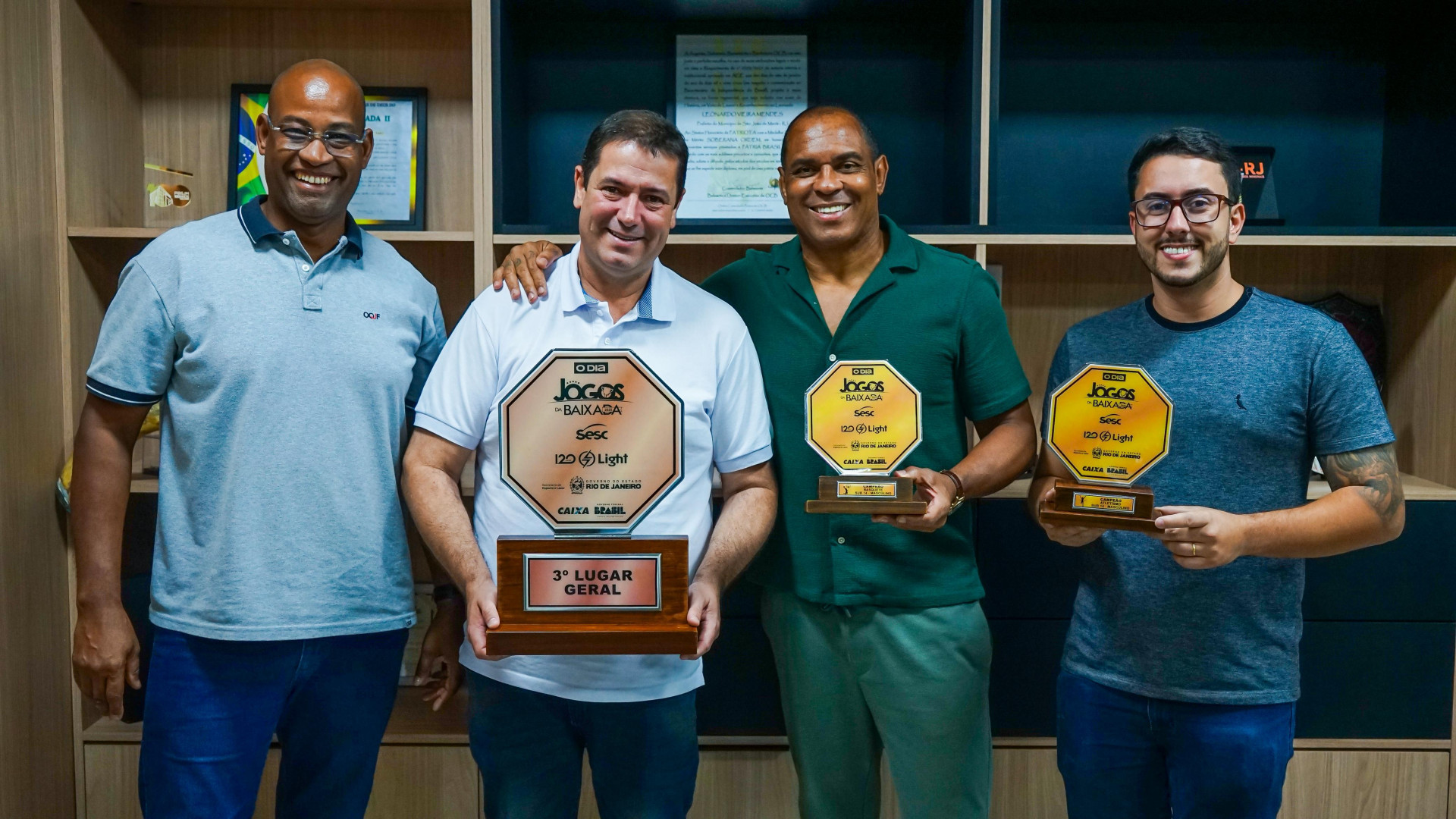  Secretário Allan Cruz, prefeito Léo Vieira, ex-jogador Donizete e secretário Leonardo Vieira na apresentação dos troféus - Gilberto Rocha/ PMSJM